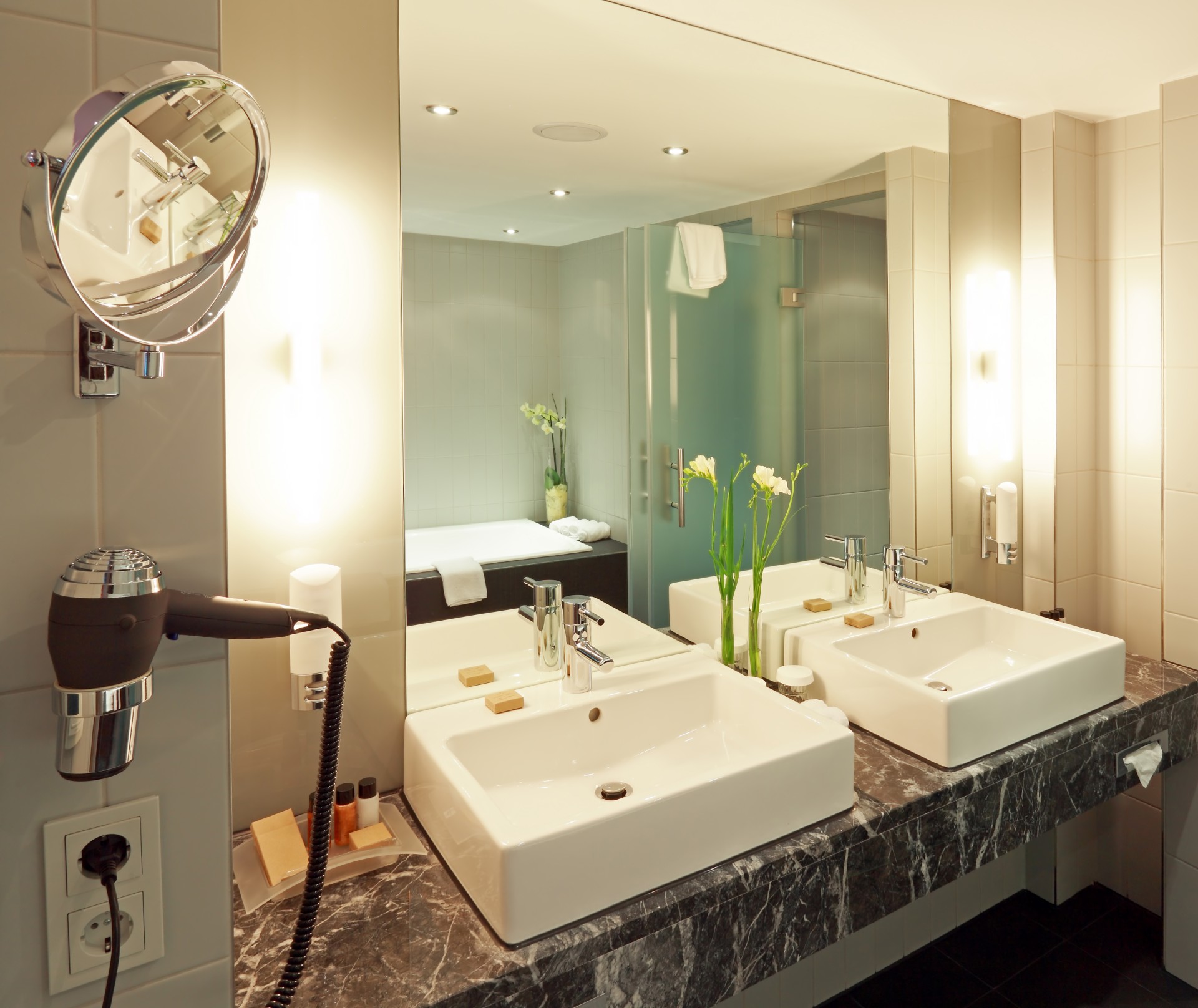 Badezimmer mit Doppelwaschtisch und Spiegeln